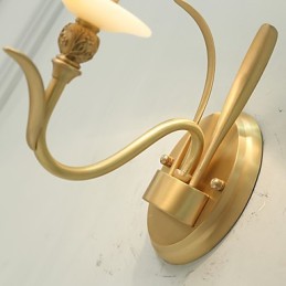 Aplique de pared de latón clásico, tradicional y de estilo campestre, ideal para iluminar desde arriba en estilo mini.