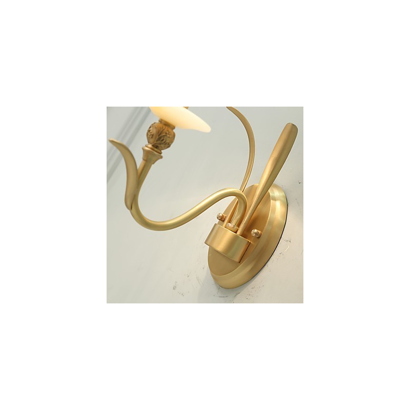 Aplique de pared de latón clásico, tradicional y de estilo campestre, ideal para iluminar desde arriba en estilo mini.