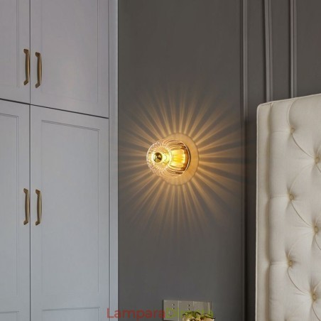 Iluminación de pared moderna con pantalla de vidrio transparente, aplique de pared cepillado. Iluminación de pared moderna con pantalla de vidrio transparente, aplique de pared cepillado.