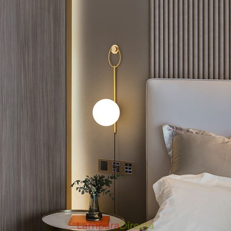 Aplique de pared moderno con forma de globo y cristal dorado cepillado