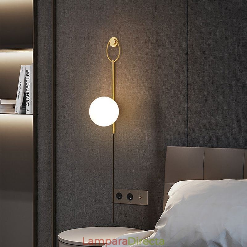 Aplique de pared moderno con forma de globo y cristal dorado cepillado