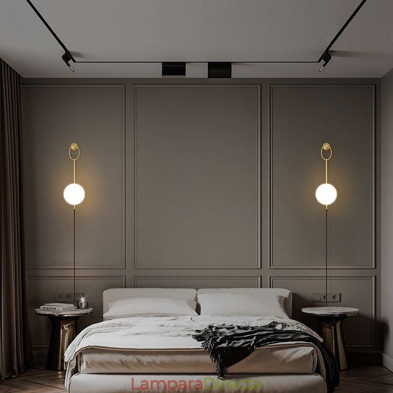 Aplique de pared moderno con forma de globo y cristal dorado cepillado