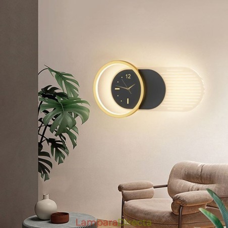 Lámpara de pared moderna minimalista de acrílico y hierro forjado con reloj. Lámpara de pared moderna minimalista de acrílico y hierro forjado con reloj.
