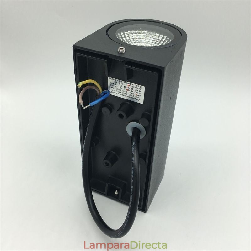 Lámpara de pared moderna y sencilla de aluminio para interiores.