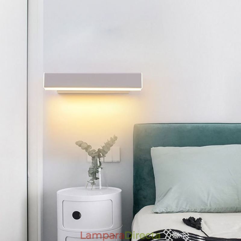 Lámpara de pared giratoria para mesita de noche, de aluminio.