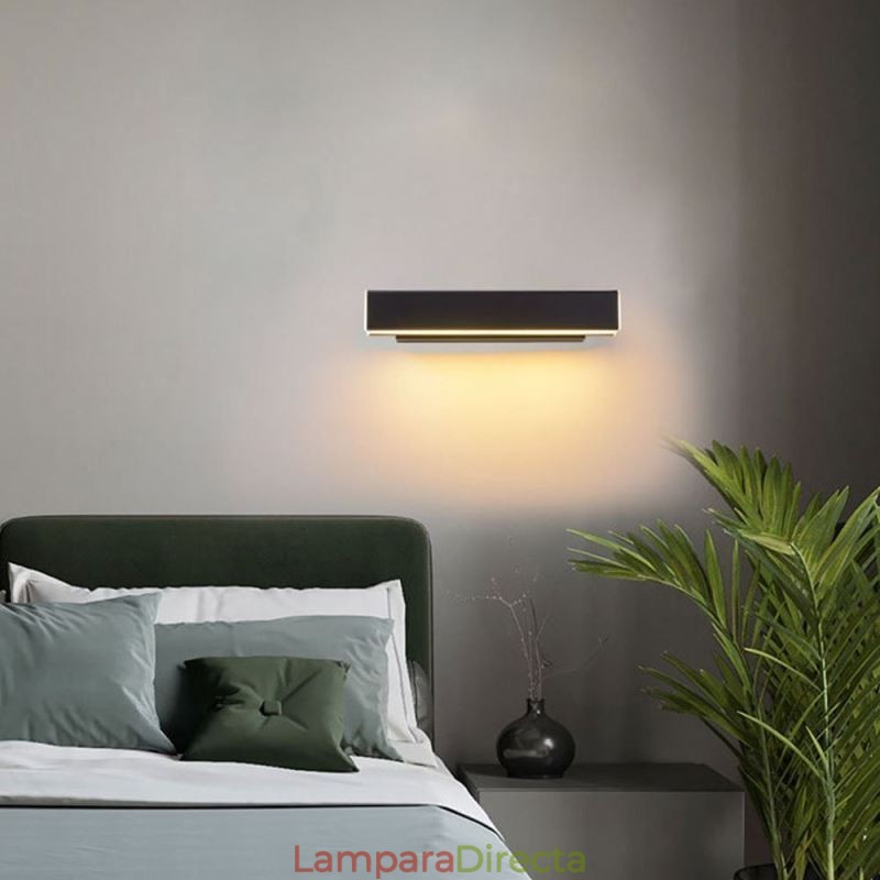 Lámpara de pared giratoria para mesita de noche, de aluminio.
