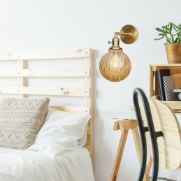 Lámpara de pared moderna con forma de frijol y pantalla esférica de cristal