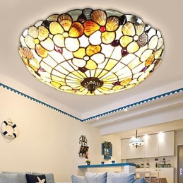 Las conchas del mar Mediterráneo absorben la luz de la cúpula de la chimenea rural