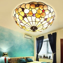 Chimenea rural de 50 cm de diámetro con conchas marinas mediterráneas que absorben la luz de la cúpula.