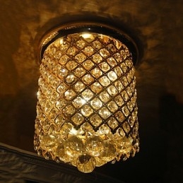 Lámpara de techo moderna de cristal con acabado dorado y forma espiral.