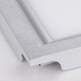 Lámpara de techo integrada con panel y borde blanco