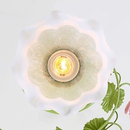 Día de San Valentín: Las flores y plantas del jardín de rosas absorben la luz del domo.