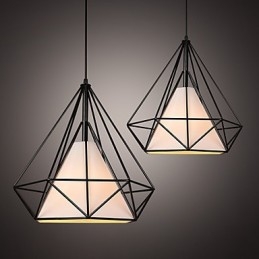 Lámparas de hierro forjado, faroles y candelabros de estilo industrial tipo loft que restauran formas antiguas.
