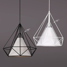 Lámparas de hierro forjado, faroles y candelabros de estilo industrial tipo loft que restauran formas antiguas.