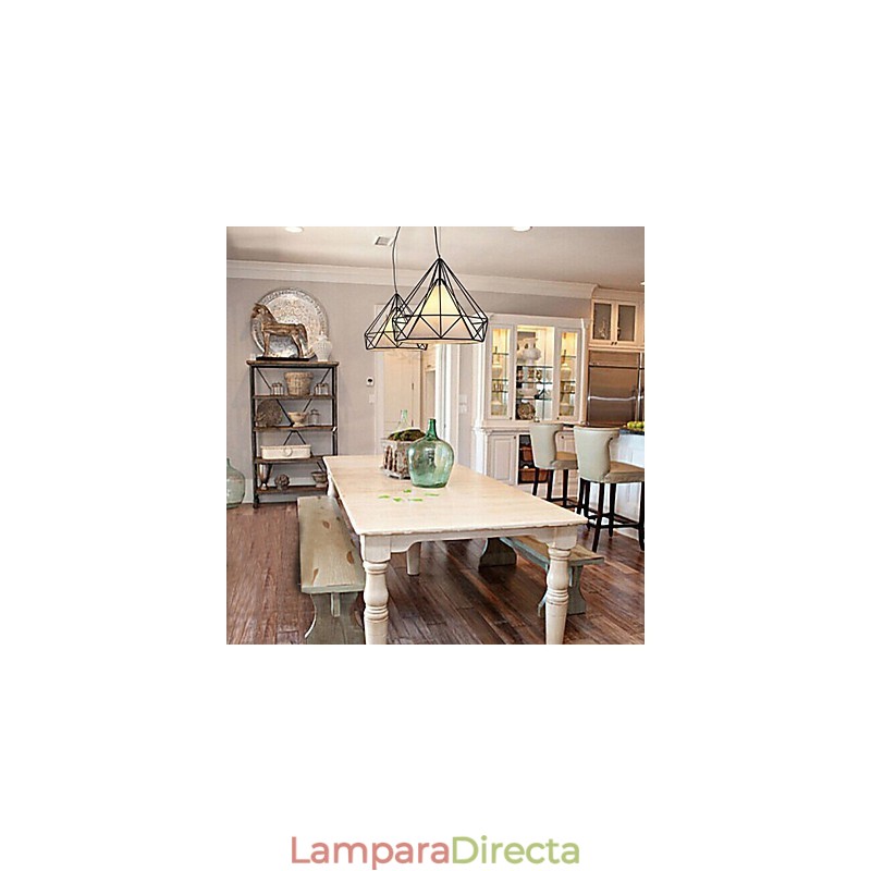 Lámparas de hierro forjado, faroles y candelabros de estilo industrial tipo loft que restauran formas antiguas.