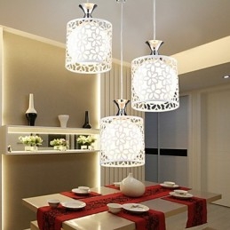 Lámpara colgante de hierro forjado con tres luces colgantes de cristal, contemporánea y minimalista.