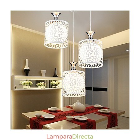Lámpara colgante de hierro forjado con tres luces colgantes de cristal, contemporánea y minimalista. Lámpara colgante de hierro forjado con tres luces colgantes de cristal, contemporánea y minimalista.