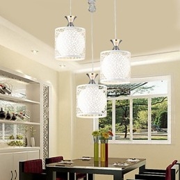 Lámpara colgante de hierro forjado con tres luces colgantes de cristal, contemporánea y minimalista.