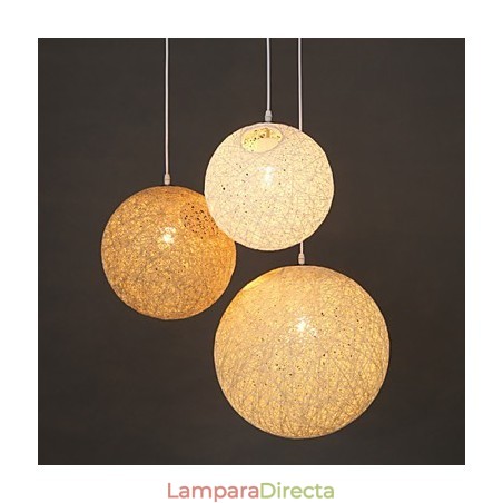 Lámpara colgante de cáñamo con forma esférica contemporánea y contraída. Lámpara colgante de cáñamo con forma esférica contemporánea y contraída.