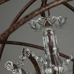 Lámpara de araña de cristal tradicional clásica de metal.
