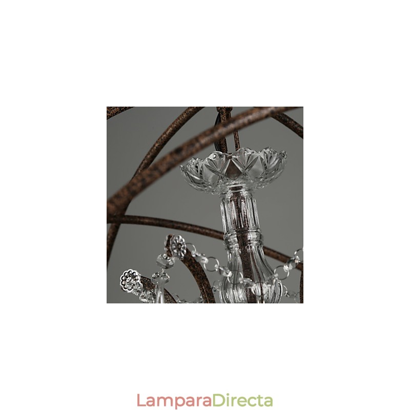 Lámpara de araña de cristal tradicional clásica de metal.