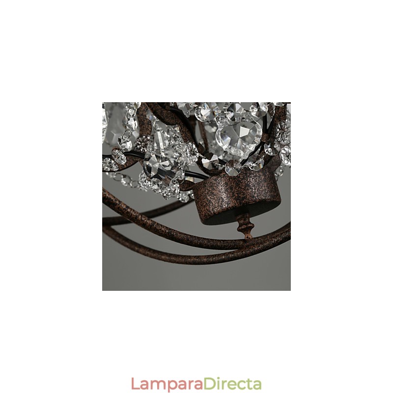 Lámpara de araña de cristal tradicional clásica de metal.