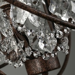 Lámpara de araña de cristal tradicional clásica de metal.
