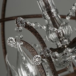Lámpara de araña de cristal tradicional clásica de metal.