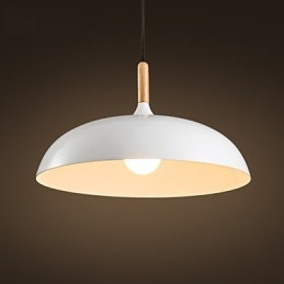 Lámpara colgante retro de madera y metal para cafetería.