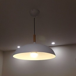 Lámpara colgante retro de madera y metal para cafetería.