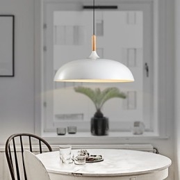Lámpara colgante retro de madera y metal para cafetería.